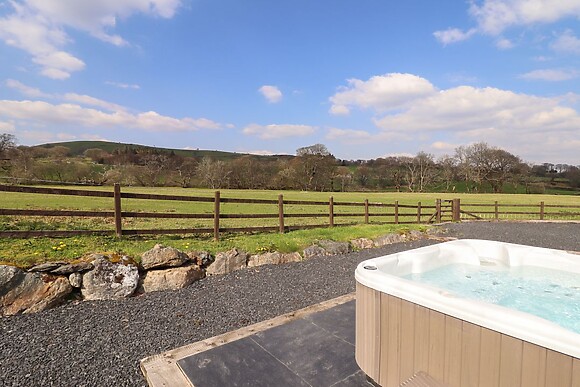 Beudy Bach Barn with hot tub near Bala, Snowdonia