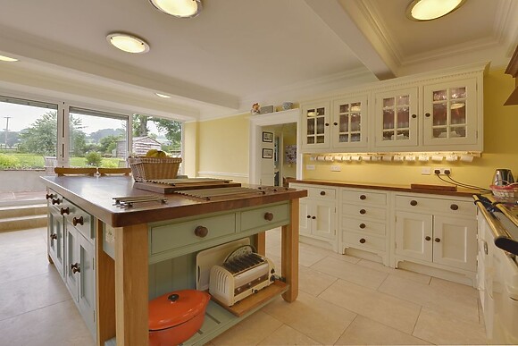 Abbots Manor